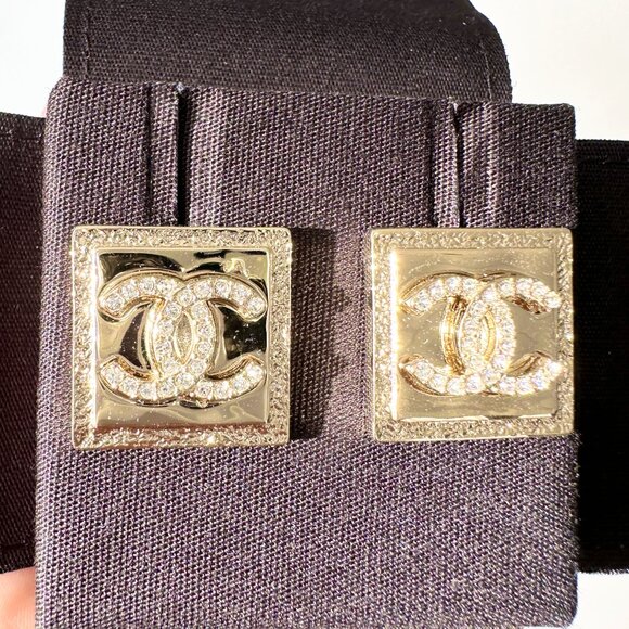 2023P CHANEL RUNWAY SQUARE GOLD CC LOGO WHITE CRYSTALS EARRINGS STUDS - Picture 10 of 14
